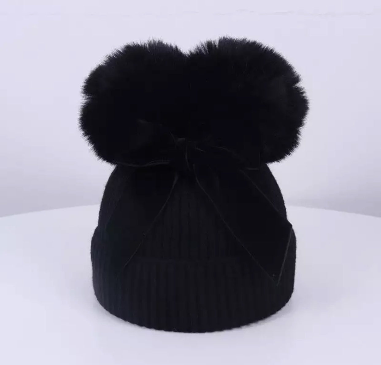 Black bow winterhat with pompons 