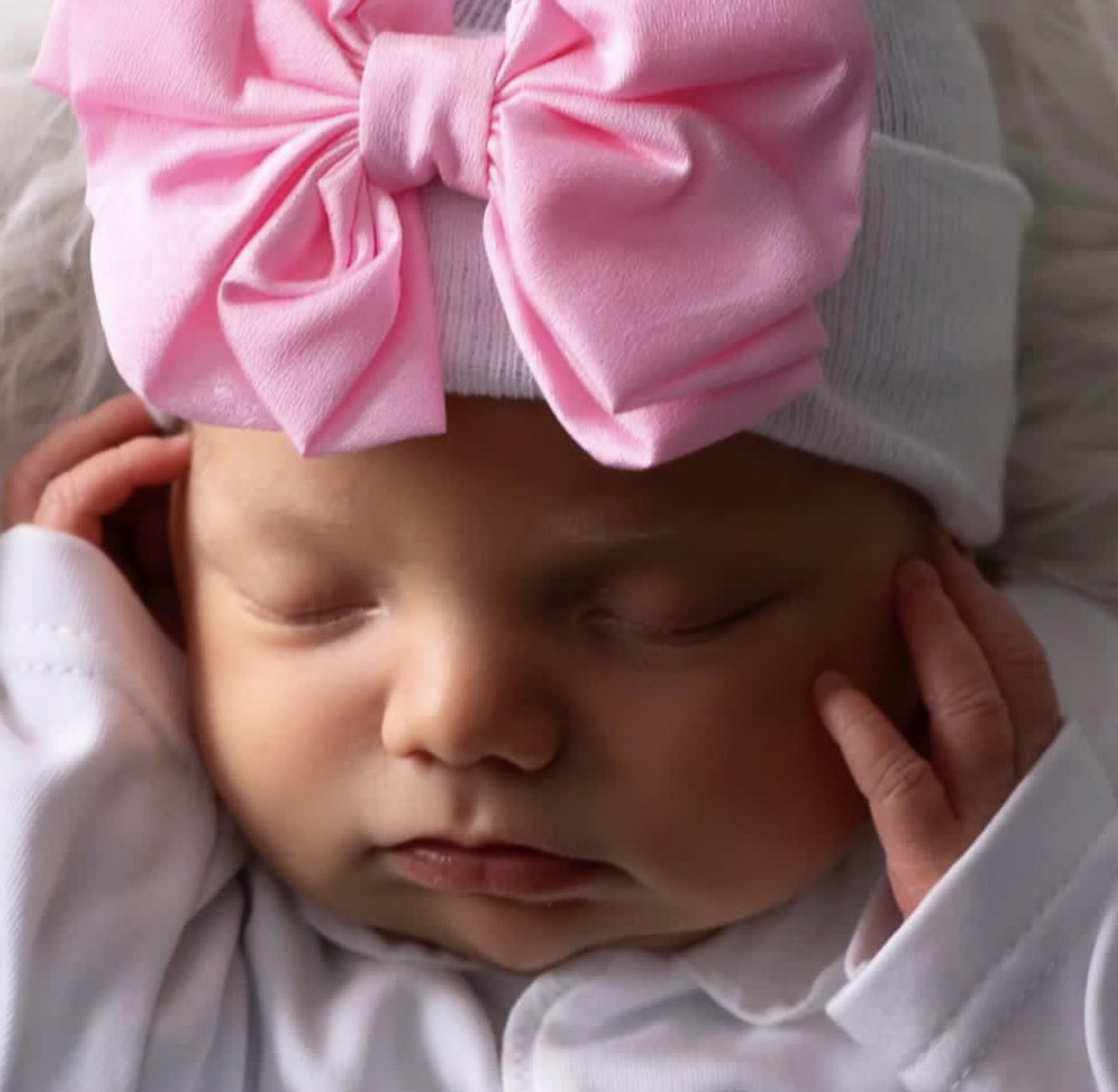 Newborn hat white with pink shiny bow